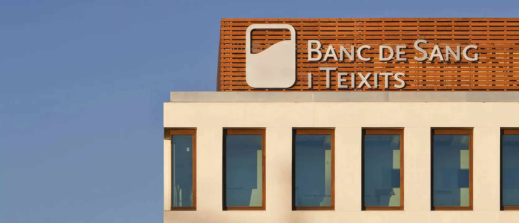 Photo of the upper part of the building of the blood and tissue bank of Catalonia.